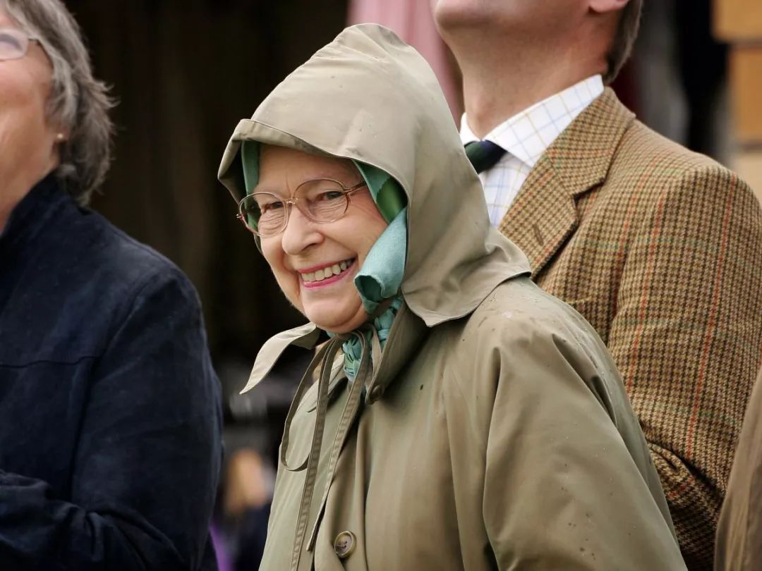 18张照片证明英国女王在现实中像普通人,也会去杂货店购物