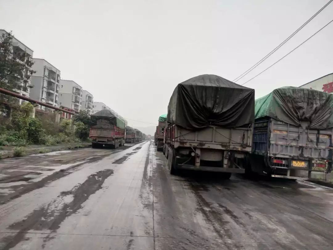 平果工业园区6号路这段路成了大货车的停车场