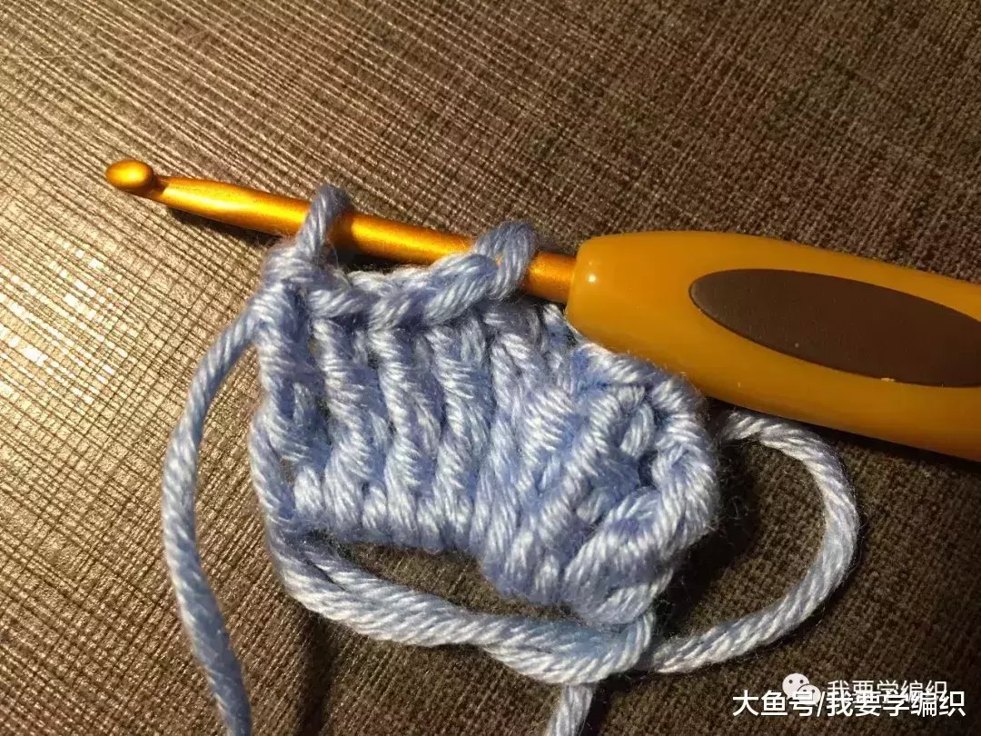 材料:线材不限,不建议用太粗的线,我用的是牛奶棉,也可以用丝光线哦,钩针3.0mm 第1圈:环形起针,在环里钩8个5针长长针的爆米花针,每两个之间用2针锁针隔开(5针长长针的爆米花针的钩法在文末有详细解析),最后在爆米花针的1锁针上引拔。