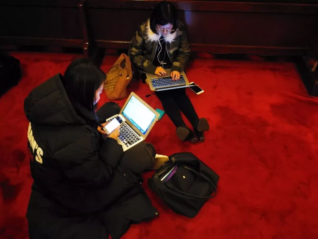 看了这些努力工作的照片,我只想为两会记者疯