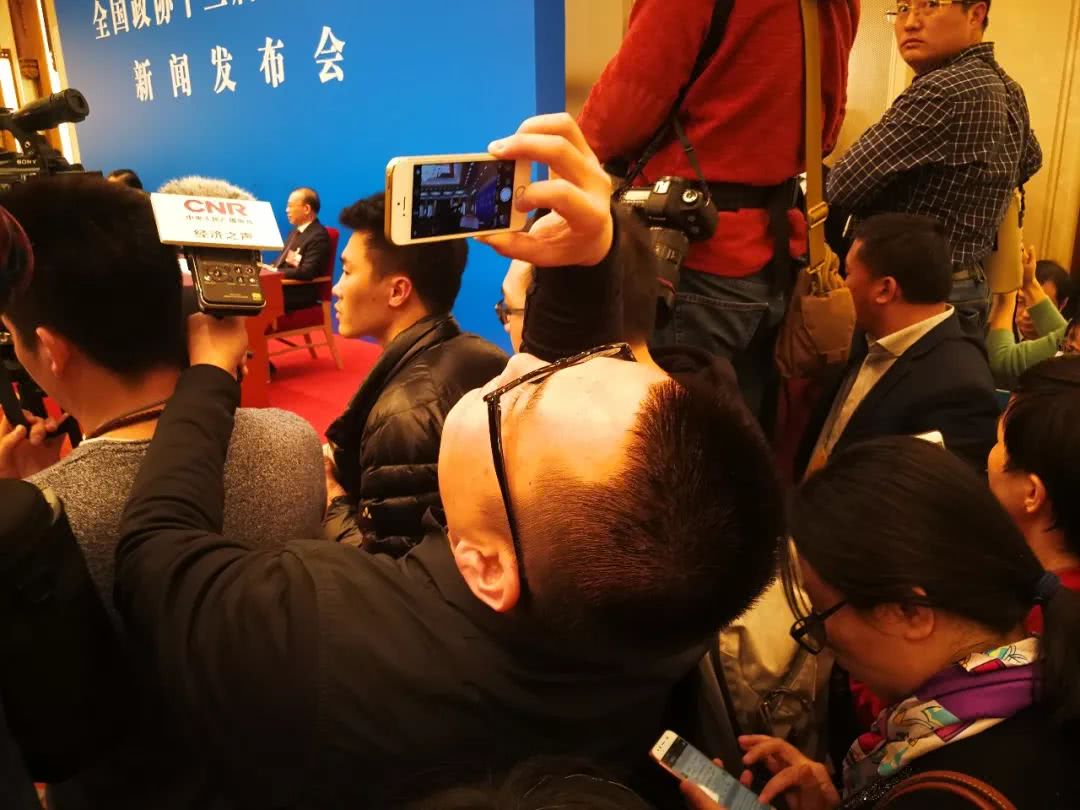 看了这些努力工作的照片,我只想为两会记者疯