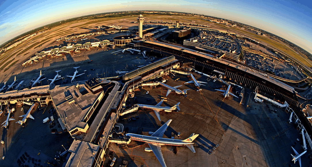 全球最大的飞机场, 唯一的双中枢机场, 相当于4340个足球场