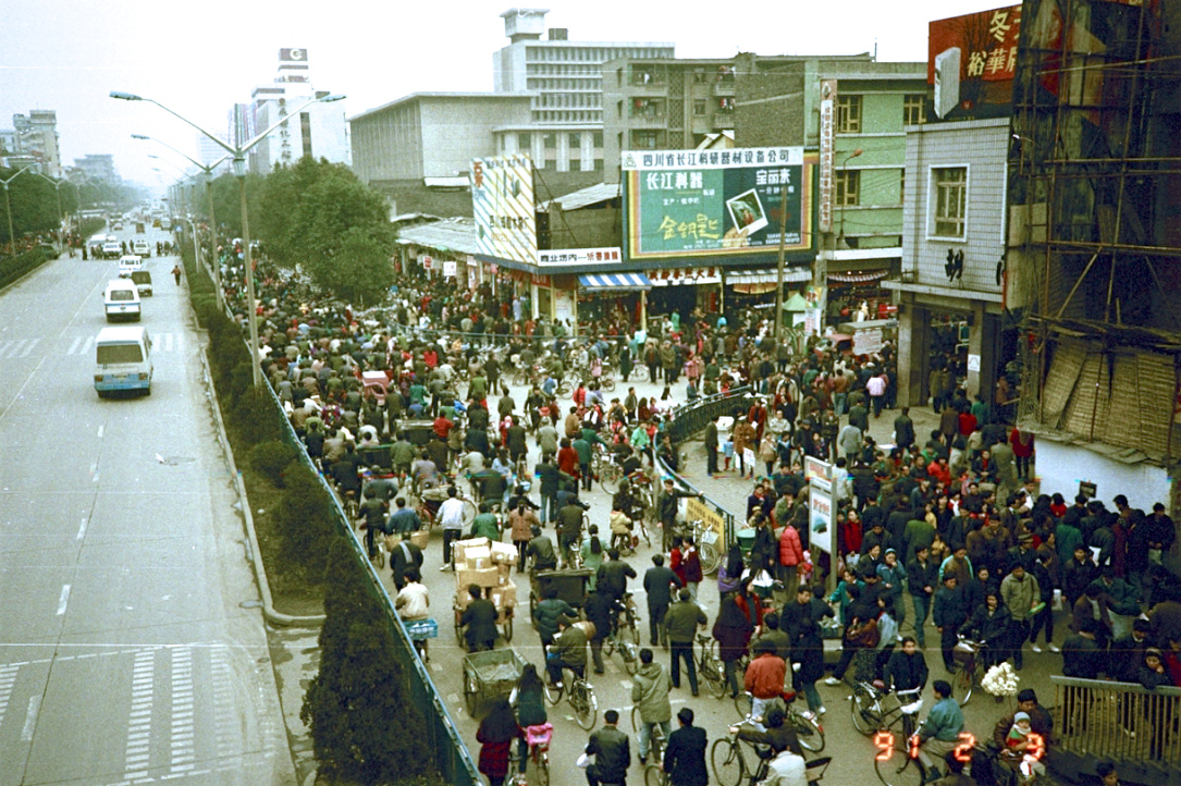 老照片 | 1991年2月春节前夕的成都。米歇尔·彼得