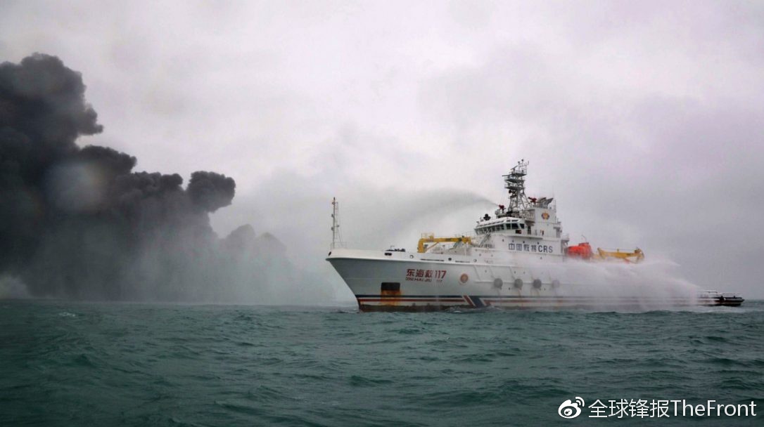 中国东海事故油船持续燃烧，或成26年来最严重海上漏油灾难
