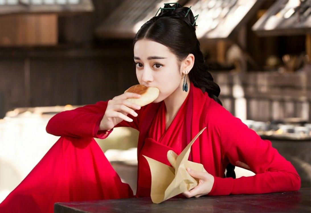 女主迪丽热巴的造型却再次被嘲