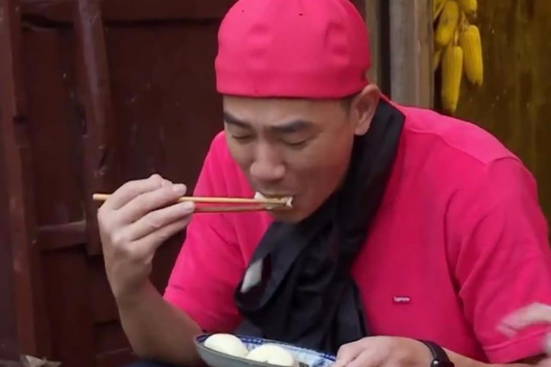 陈小春吃应采儿端来的早饭,吃的甜蜜,然而却真的难以下咽