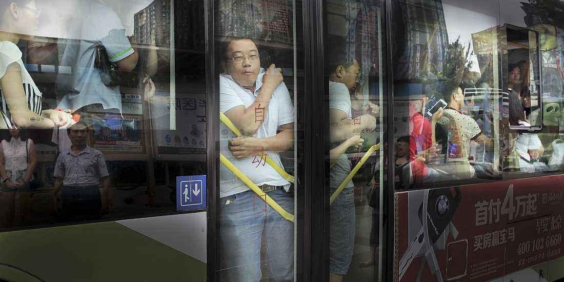 为什么乘坐地铁和公交车, 人都挤扁了也不算超载?