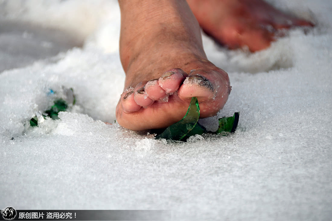 农民光脚踩碎玻璃渣从小不穿鞋 被称“赤脚大仙”表演一次赚千元