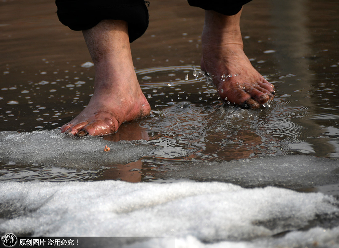 农民光脚踩碎玻璃渣从小不穿鞋 被称"赤脚大仙"表演一次赚千元