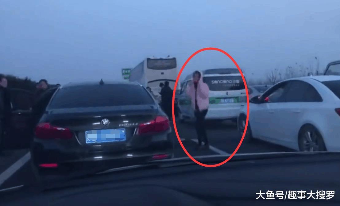 高速堵车遇到这妹纸,突如其来的骚,闪了老子的腰