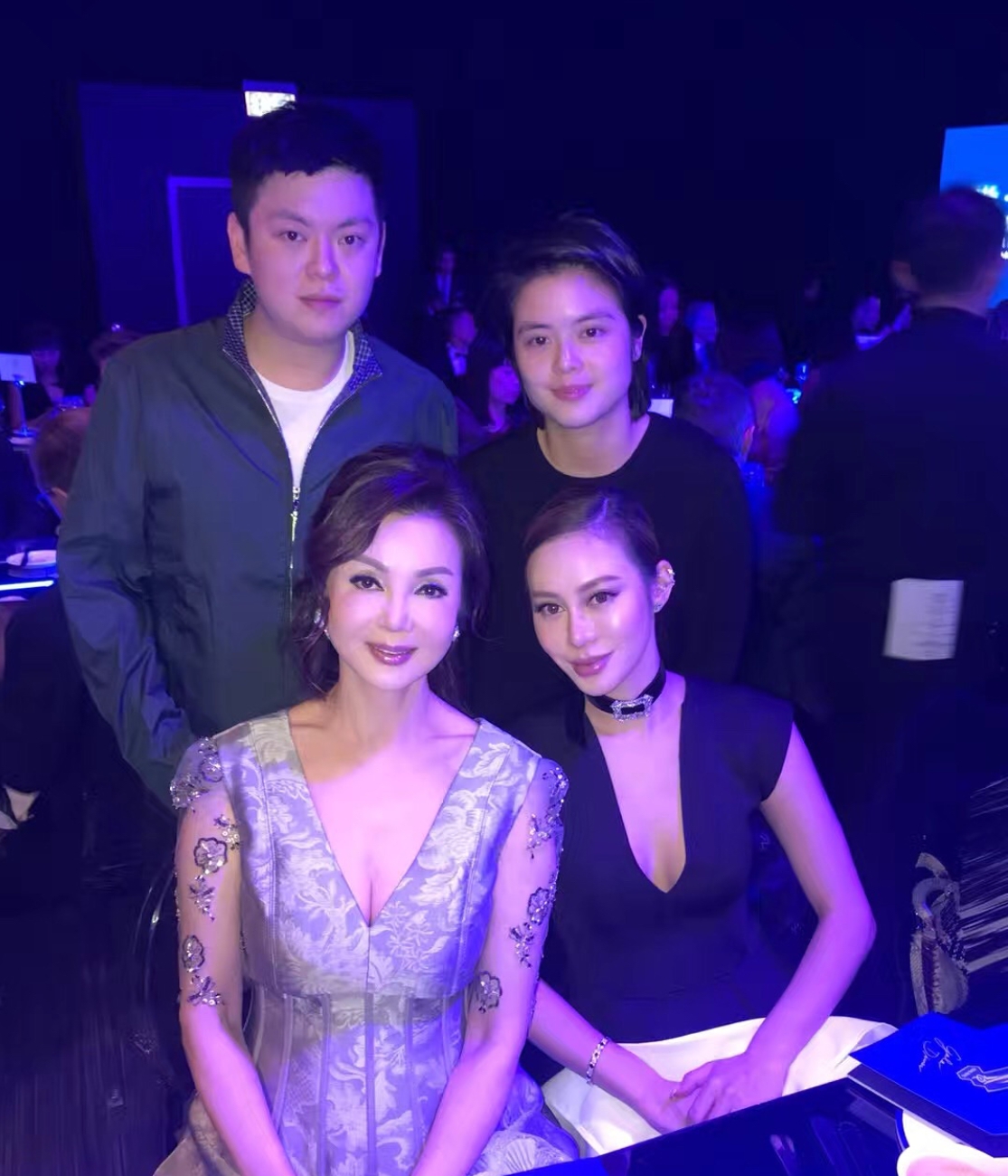 最励志豪门弃妇谢玲玲开画展,92岁前婆婆现身支持