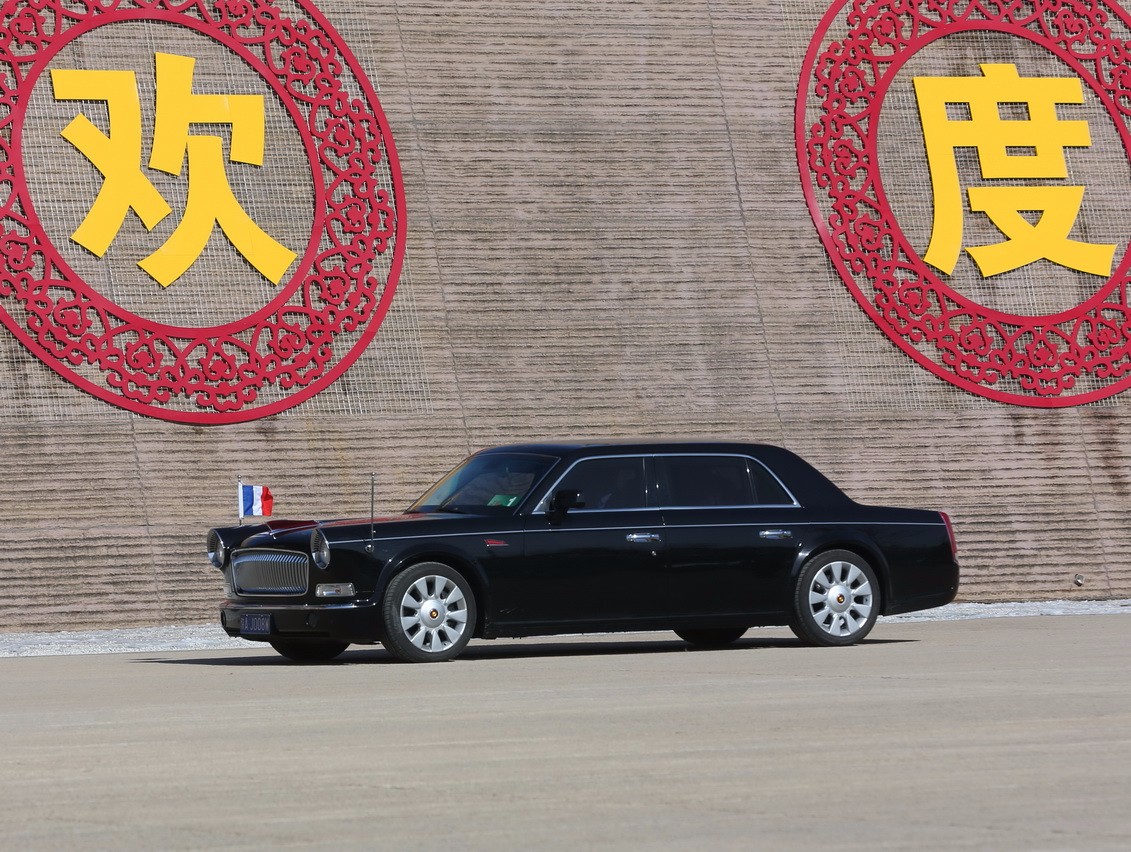 马克龙到访西安 乘坐红旗L5礼宾车