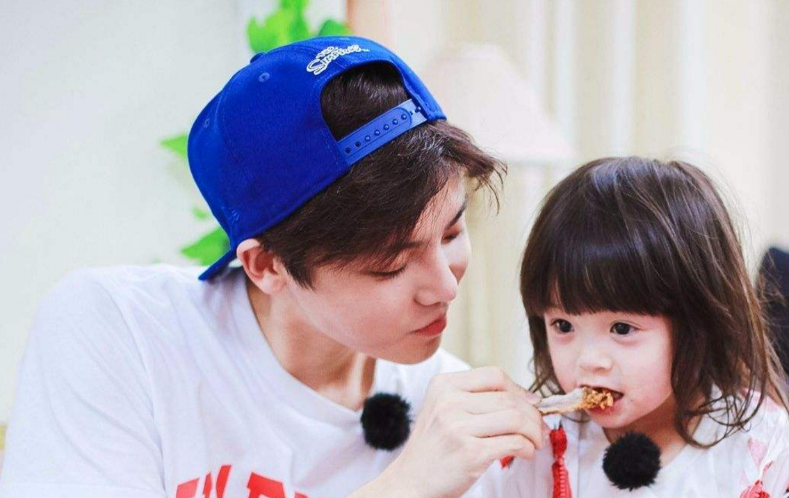 《放开我北鼻》侯明昊哈琳今晚,超能少年侯明昊现身"东方卫视春晚"