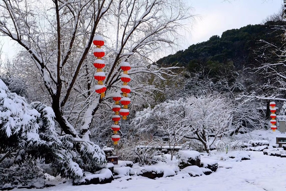 无锡锡惠公园雪景,红色的灯笼映衬出江南雪独