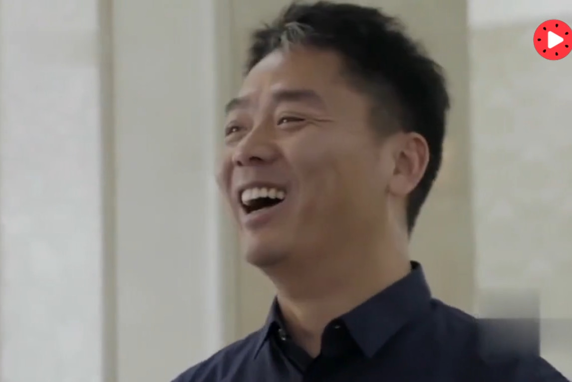 刘强东回老家给母亲过寿,助理拿出买的金戒指