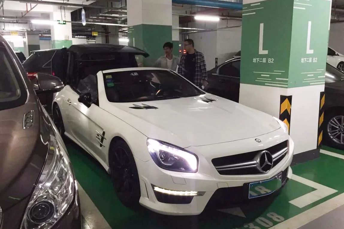 有了奔驰敞篷大跑车,炸街再也不用愁。