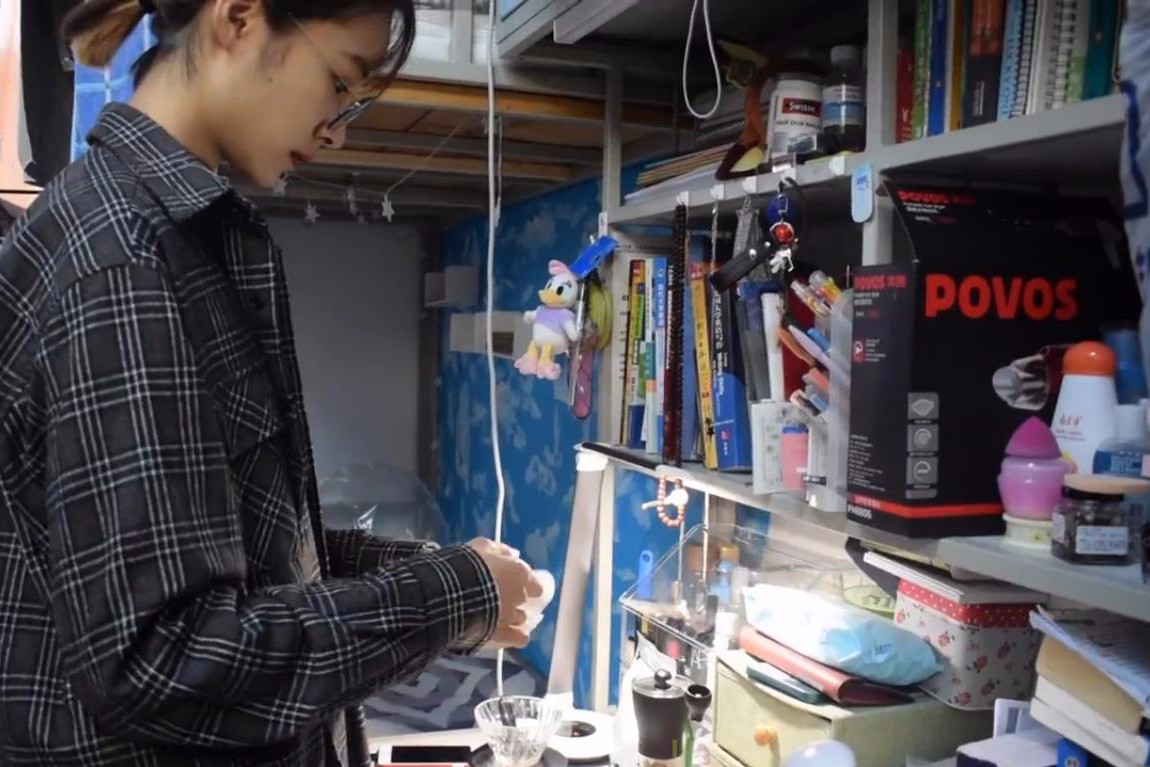 在宿舍的桌子上冲调咖啡,每次会尝试不同的豆子来做,室友们都很享口福
