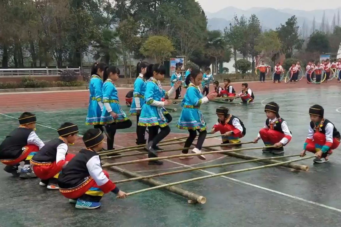 学校课间操改跳竹竿舞,全校学生都跑来参加