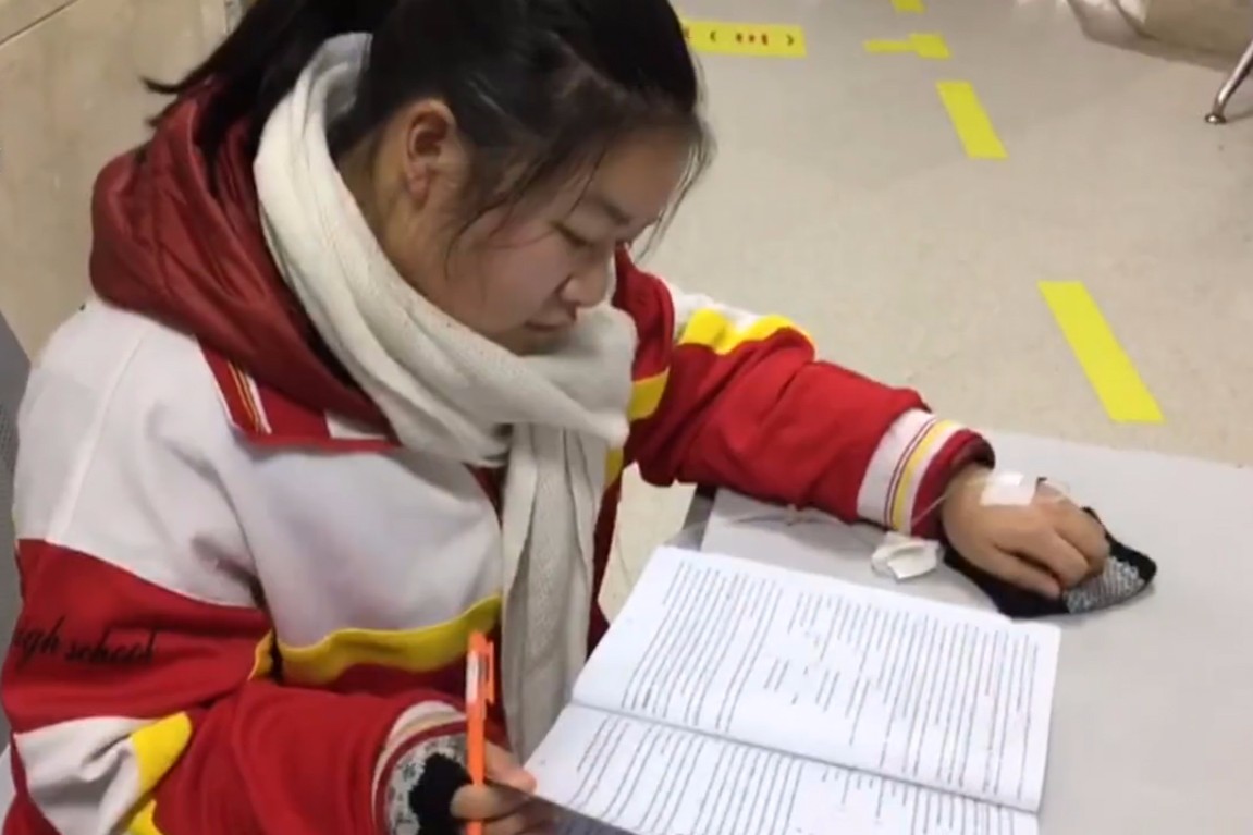 够拼!高三女生边输液,边坚持写3小时作业