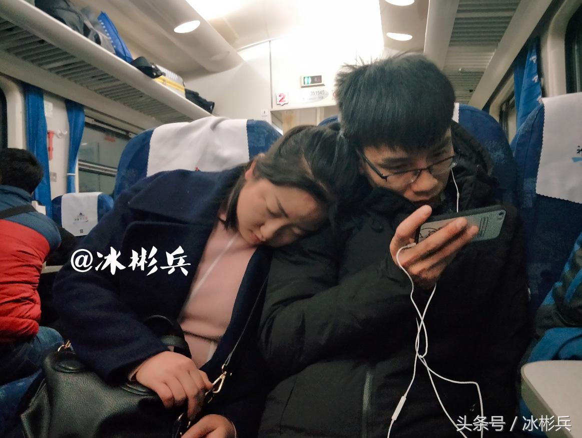 实拍, 元旦放假首日坐火车硬座的人们, 睡觉的样子让人心酸|火车|硬座|实拍_新浪网
