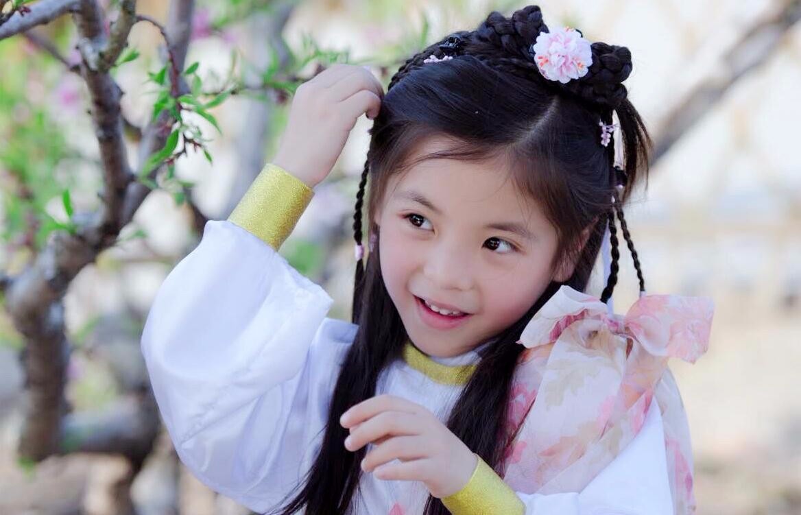人气童星陈朵怡古装写真曝光一颦一笑美如画