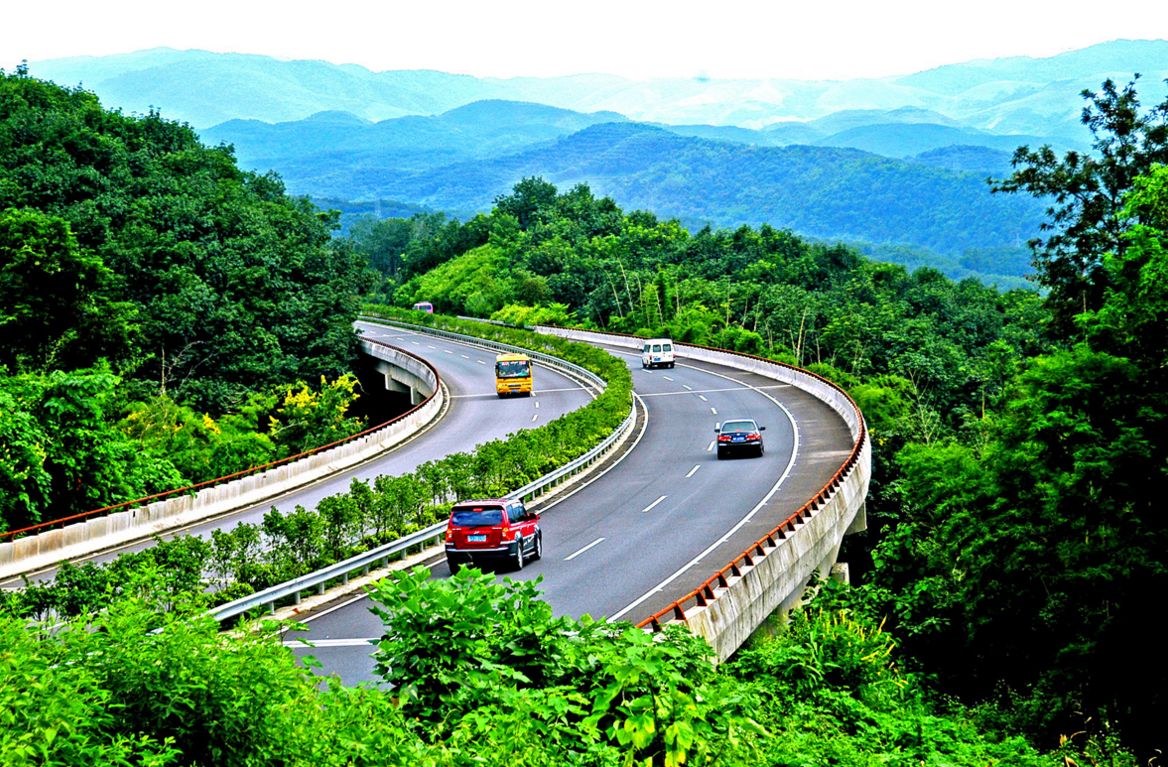 中国最牛的公路横跨3国全程仅需20个小时