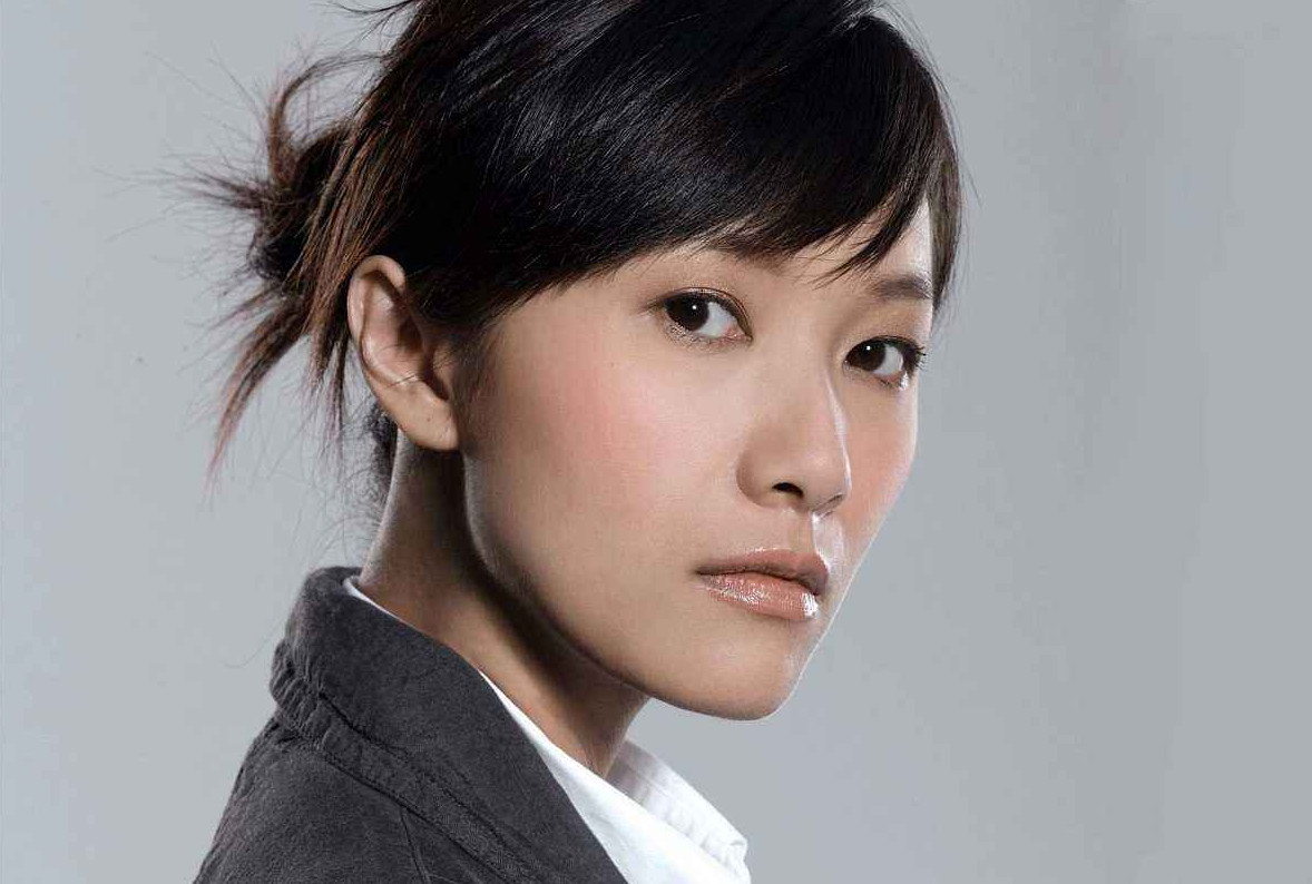 她名气不输徐静蕾,二婚被传遭包养,如今嫁神秘