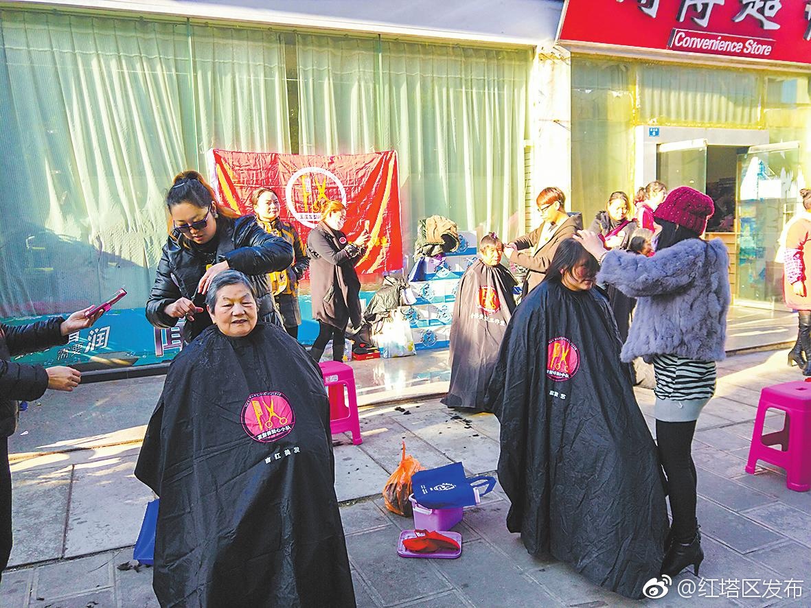 明珠社区开展便民志愿者服务活动