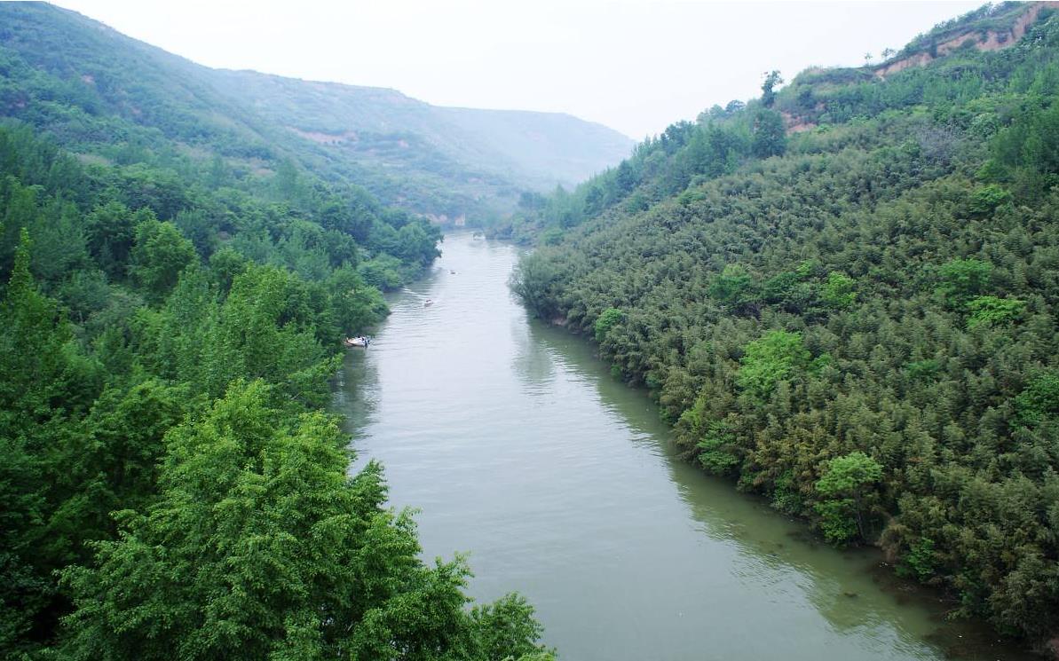 鲸鱼沟，郁郁葱葱，有山有水，别具一格，使人如入仙境!