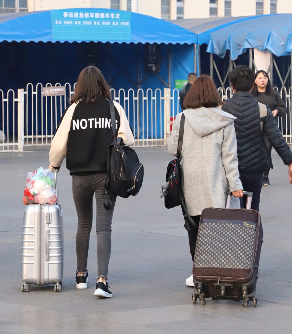 大学生五颜六色行李箱 农民工大哥:蛇皮袋更好