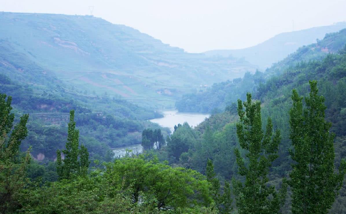 鲸鱼沟，郁郁葱葱，有山有水，别具一格，使人如入仙境!