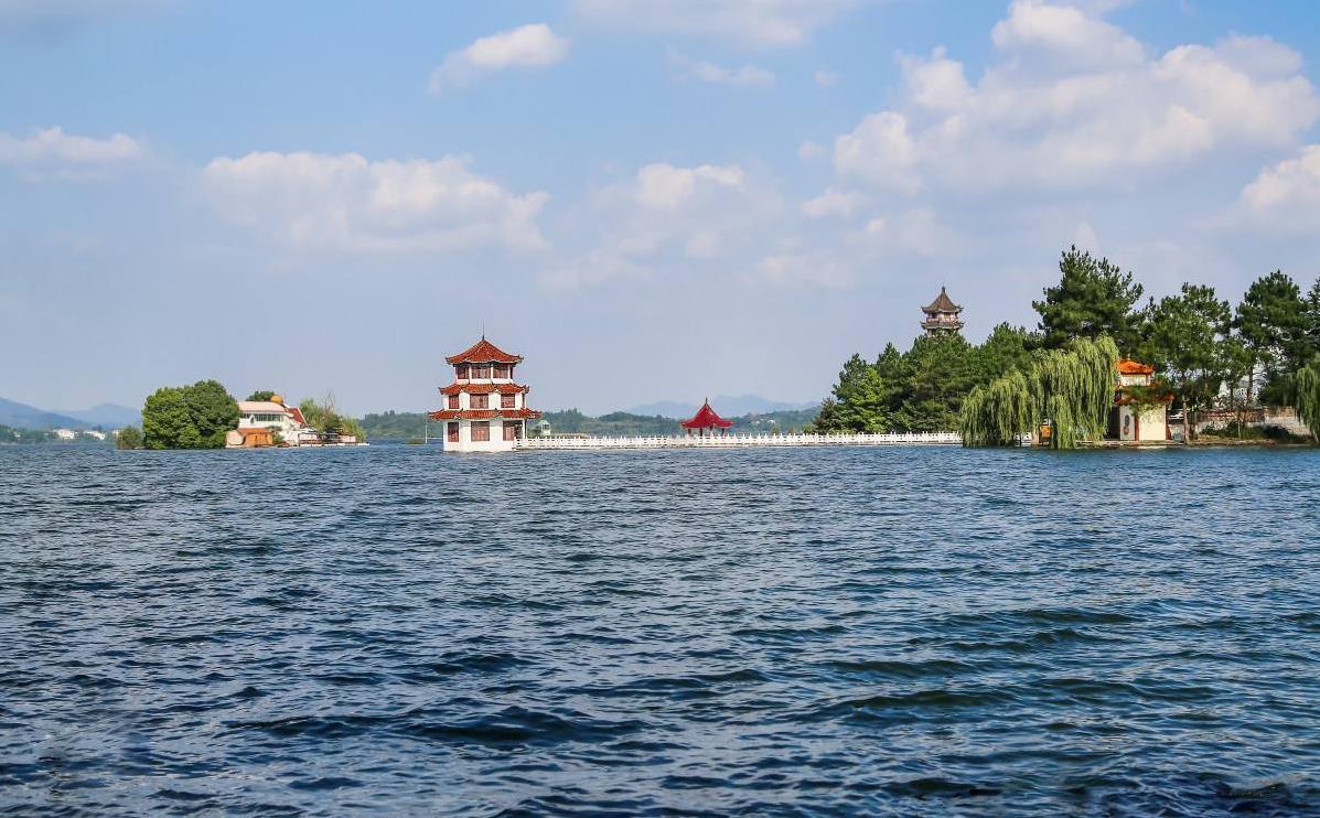 万佛湖, 本是一个水库, 那些小岛是水位上升前的小山顶哦