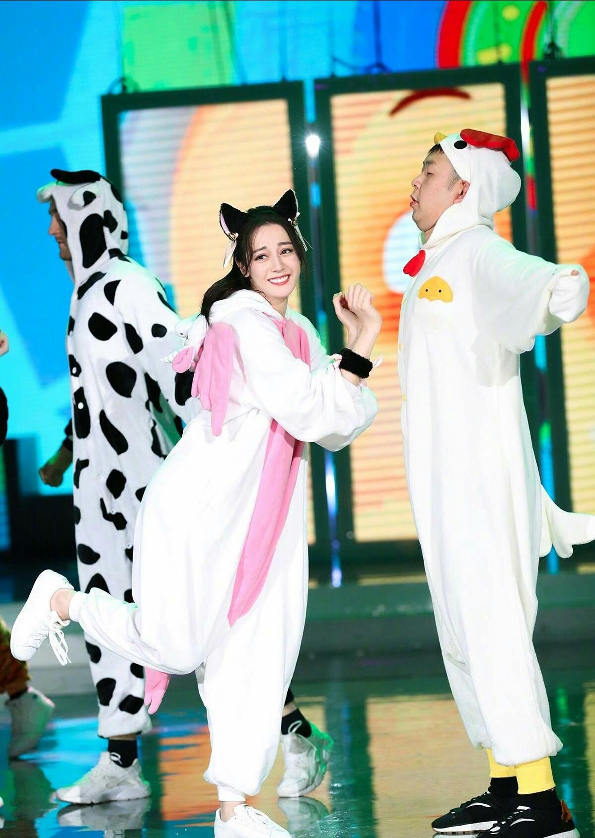 迪丽热巴和杜海涛再次一起表演舞蹈,不知这次