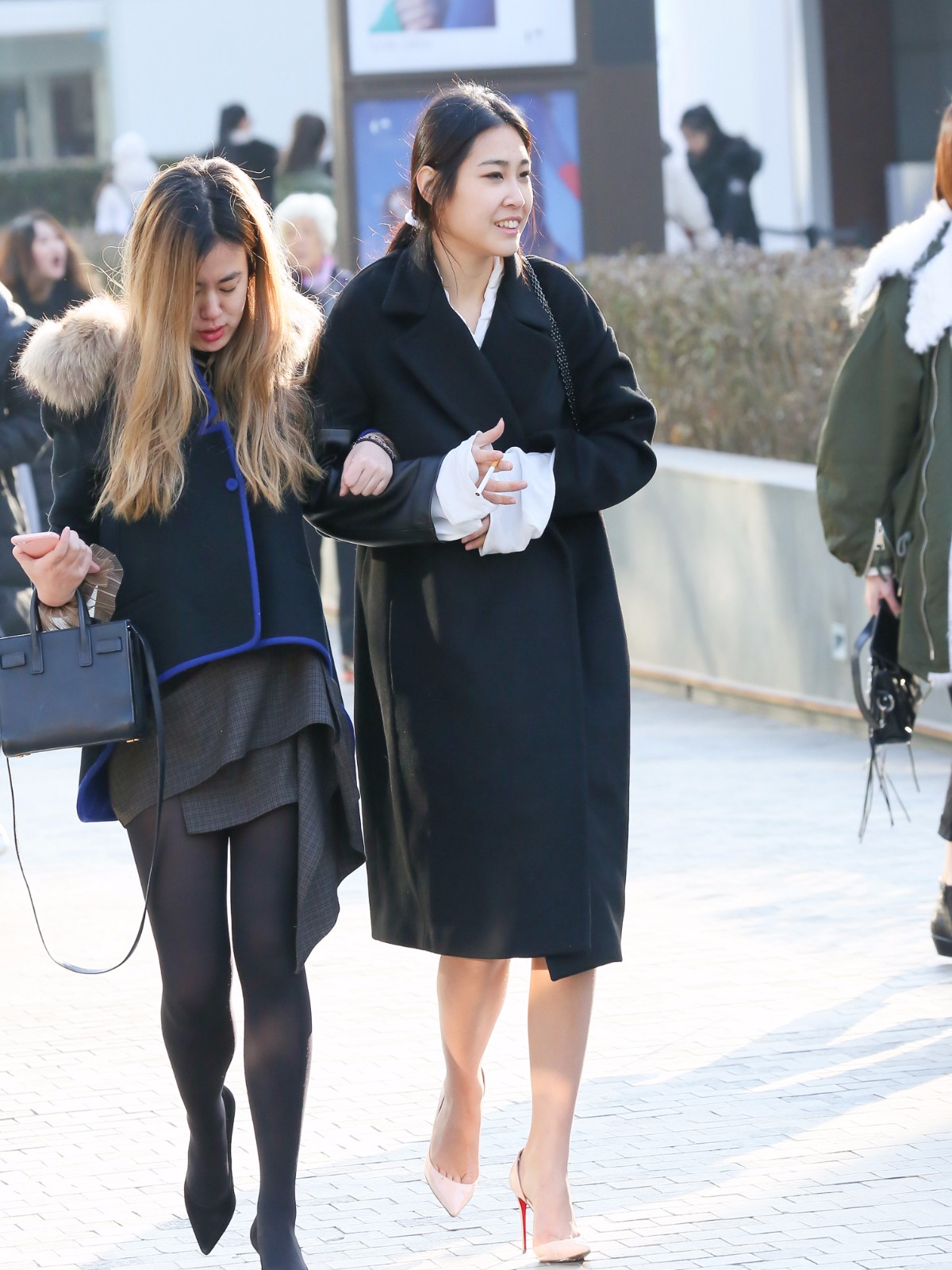 街拍大冷天姑娘们光脚不穿袜子就来逛街了真的不怕冻感冒吗