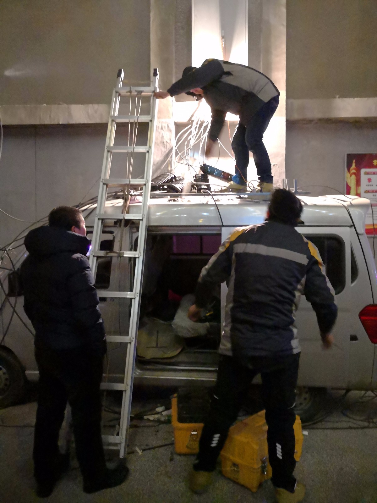 光缆昨晚突起火,电信、移动、联通哪家抢修最