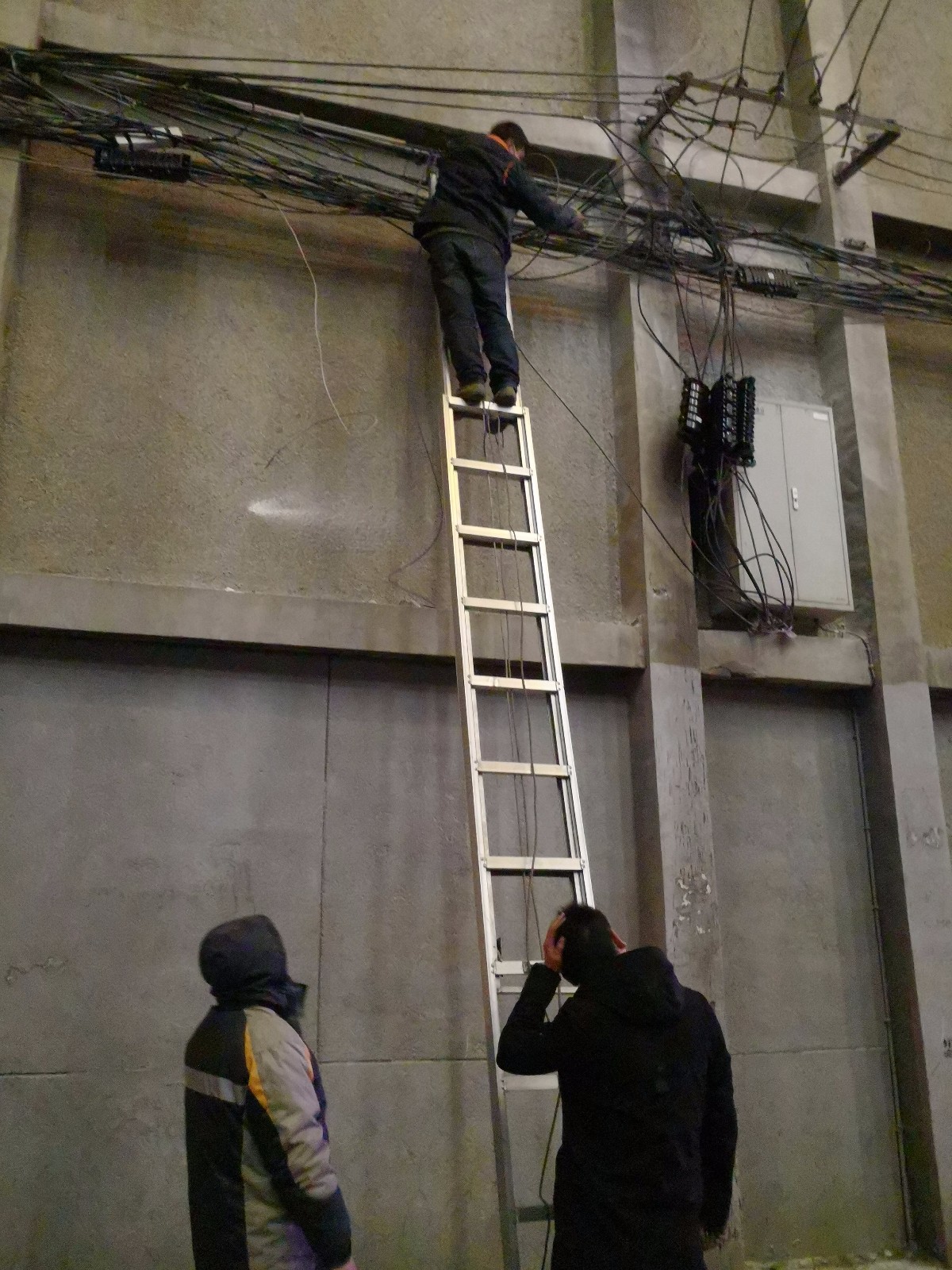 光缆昨晚突起火,电信、移动、联通哪家抢修最