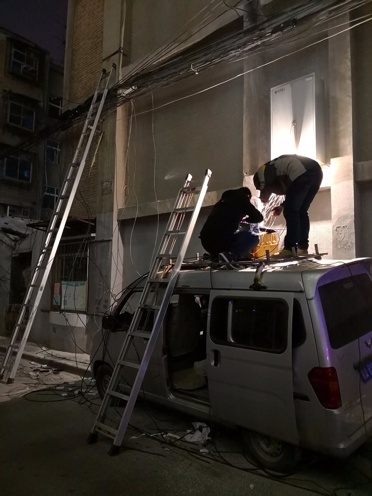 光缆昨晚突起火,电信、移动、联通哪家抢修最