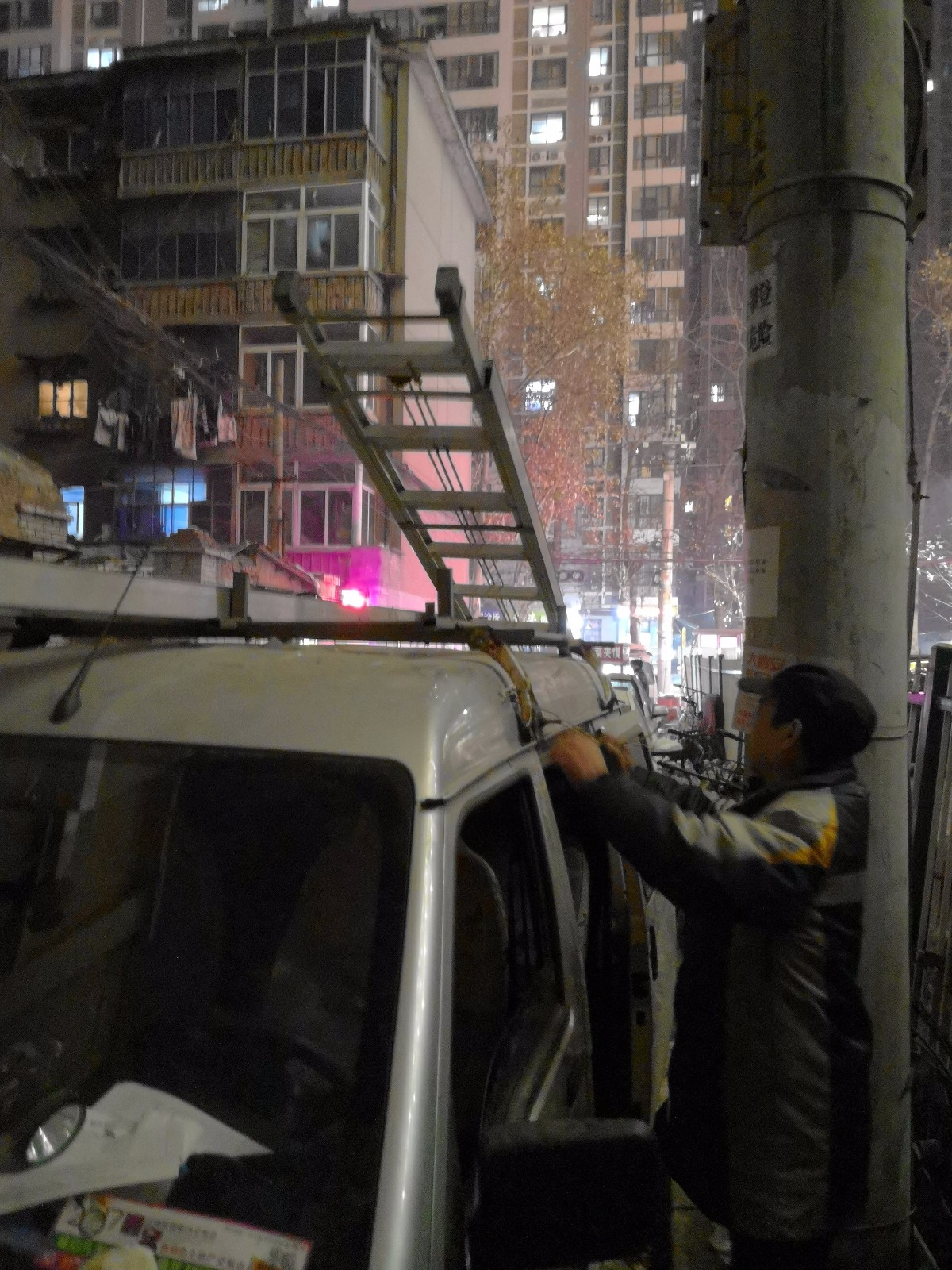 光缆昨晚突起火,电信、移动、联通哪家抢修最