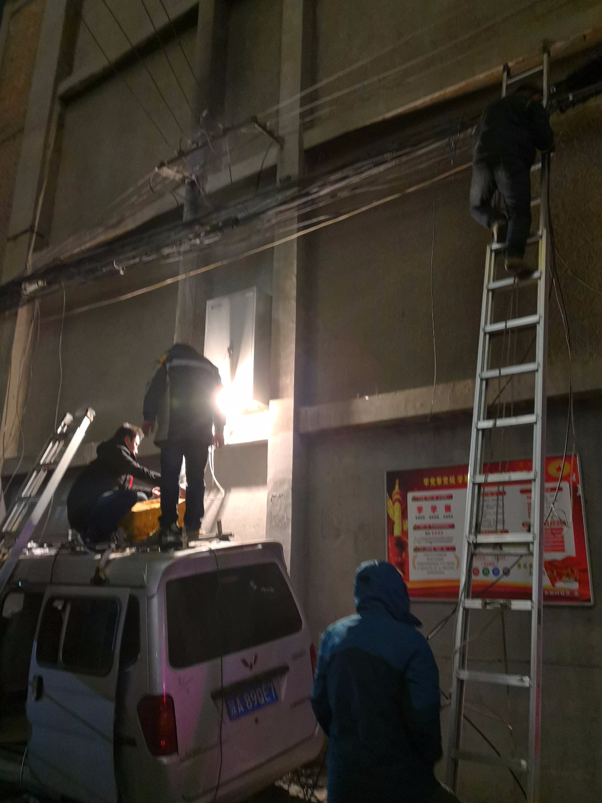 光缆昨晚突起火,电信、移动、联通哪家抢修最