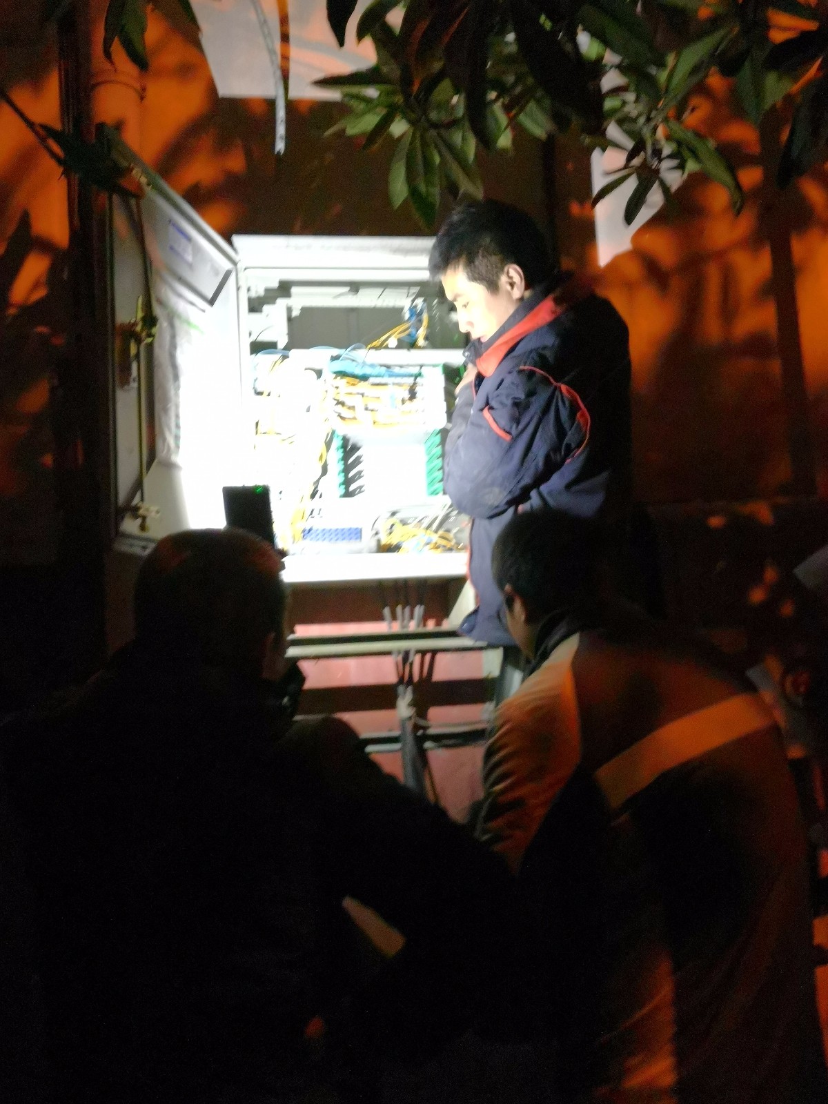 光缆昨晚突起火,电信、移动、联通哪家抢修最