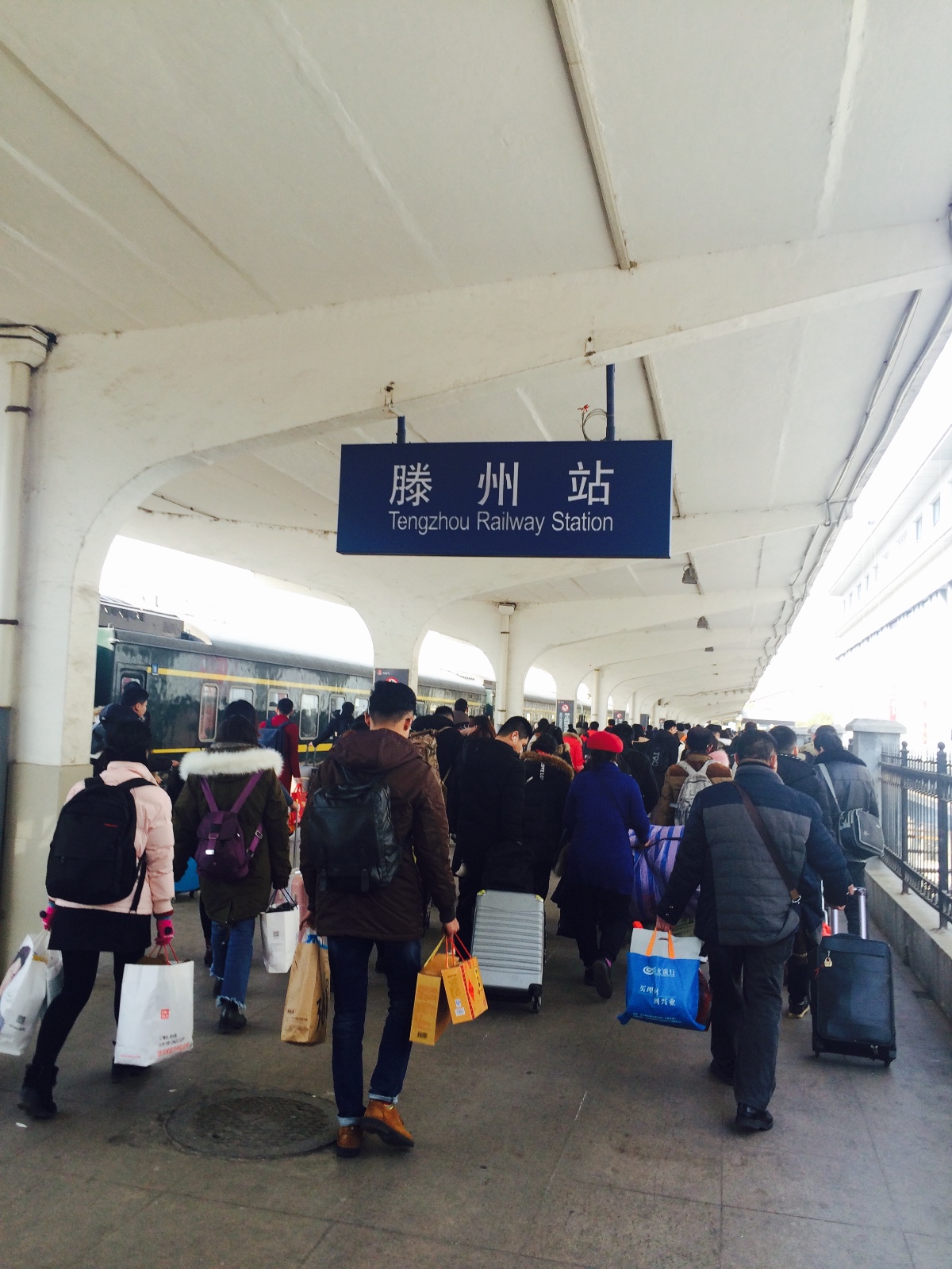 春运回家过年,来看看火车上的纪实照片!