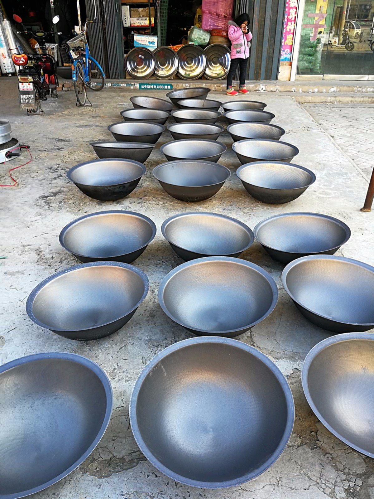 农村大集上的大铁锅,堪比《舌尖3》中火到卖断