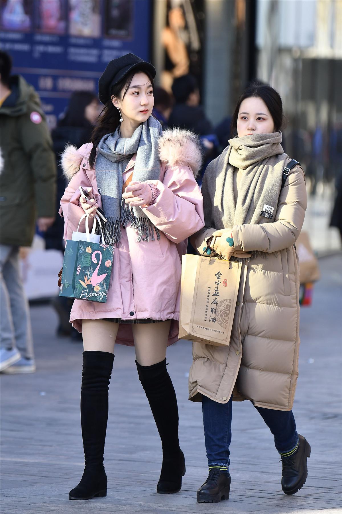 国内街拍：北京时尚潮人齐聚三里屯，共同诠释冬季魅力|时尚|街拍|三里屯_新浪新闻