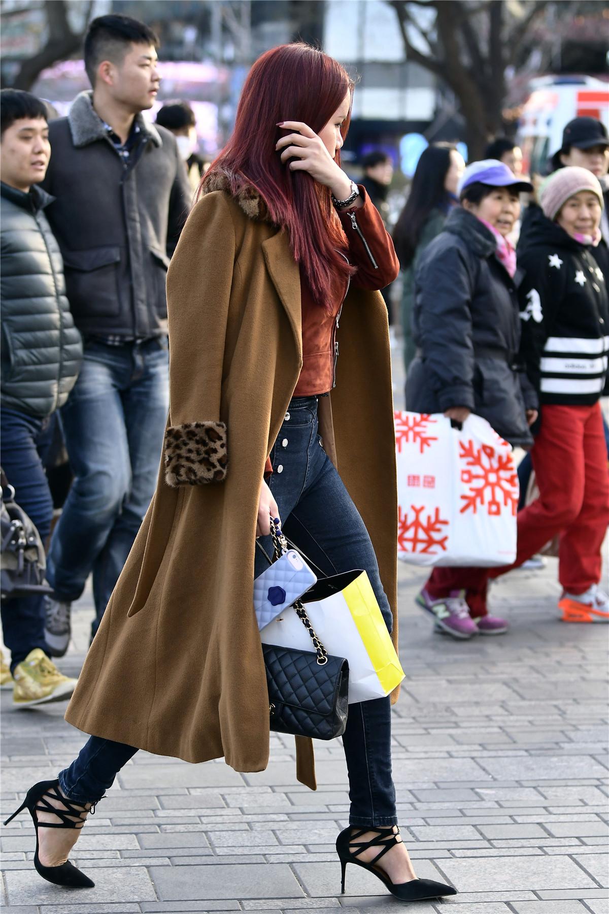 Kaia Gerber 巴黎街拍，这驼色大衣和阔腿裤看起来质感都非常棒！