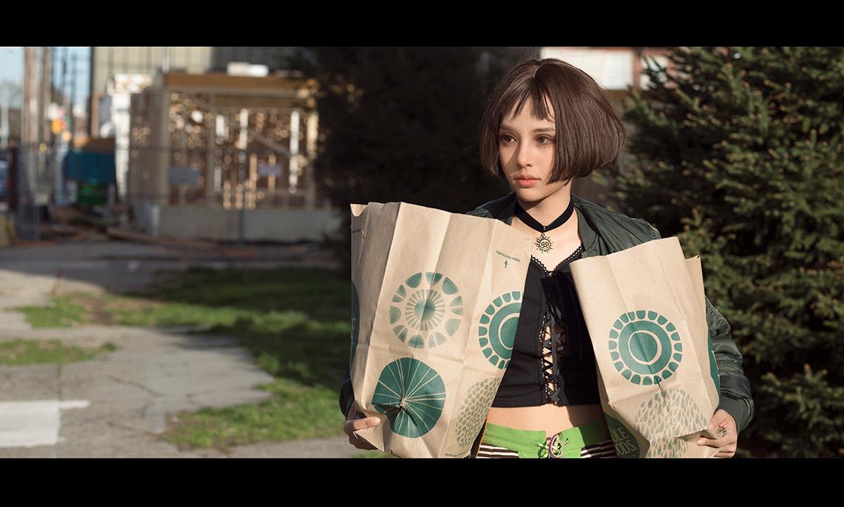 混血小姐姐COS这个杀手不太冷中的小萝莉! 还挺有几分相似度的!