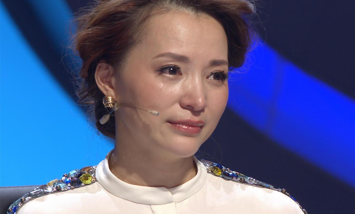 她是央视知名主持人, 正当红时患了癌症被迫退出央视