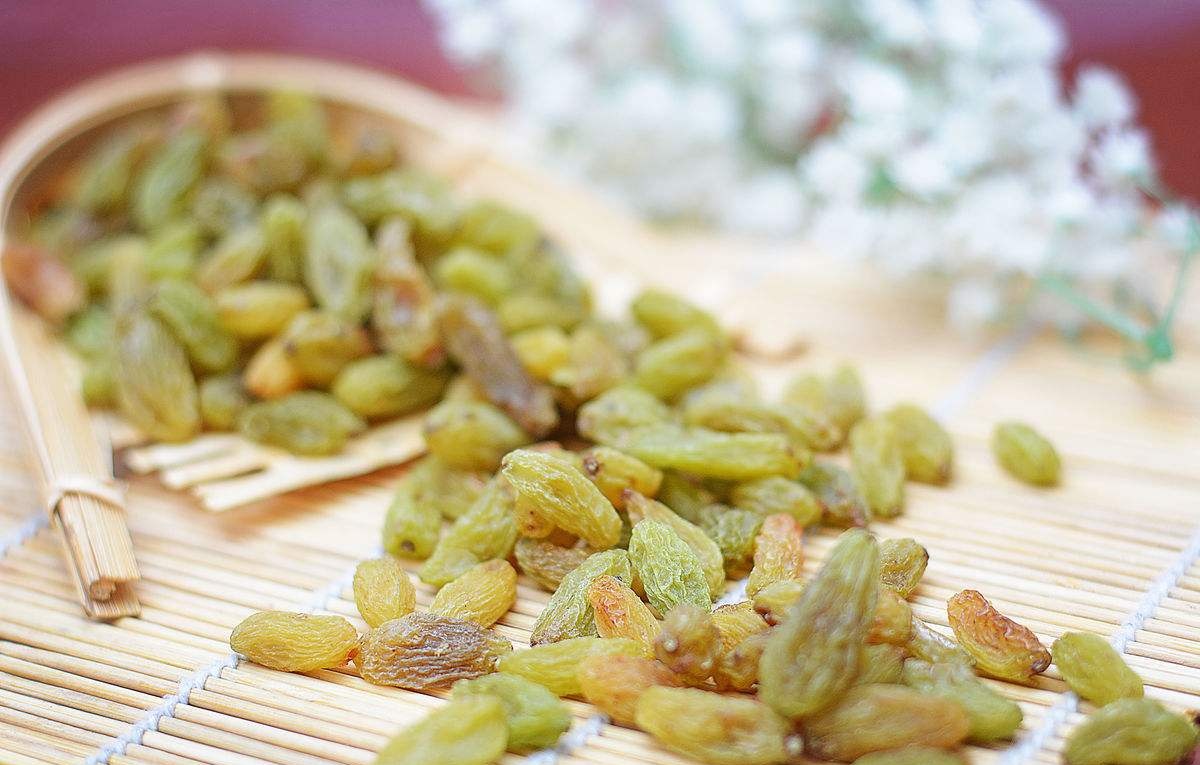 每天坚持葡萄干泡水喝,有这些神奇功效。