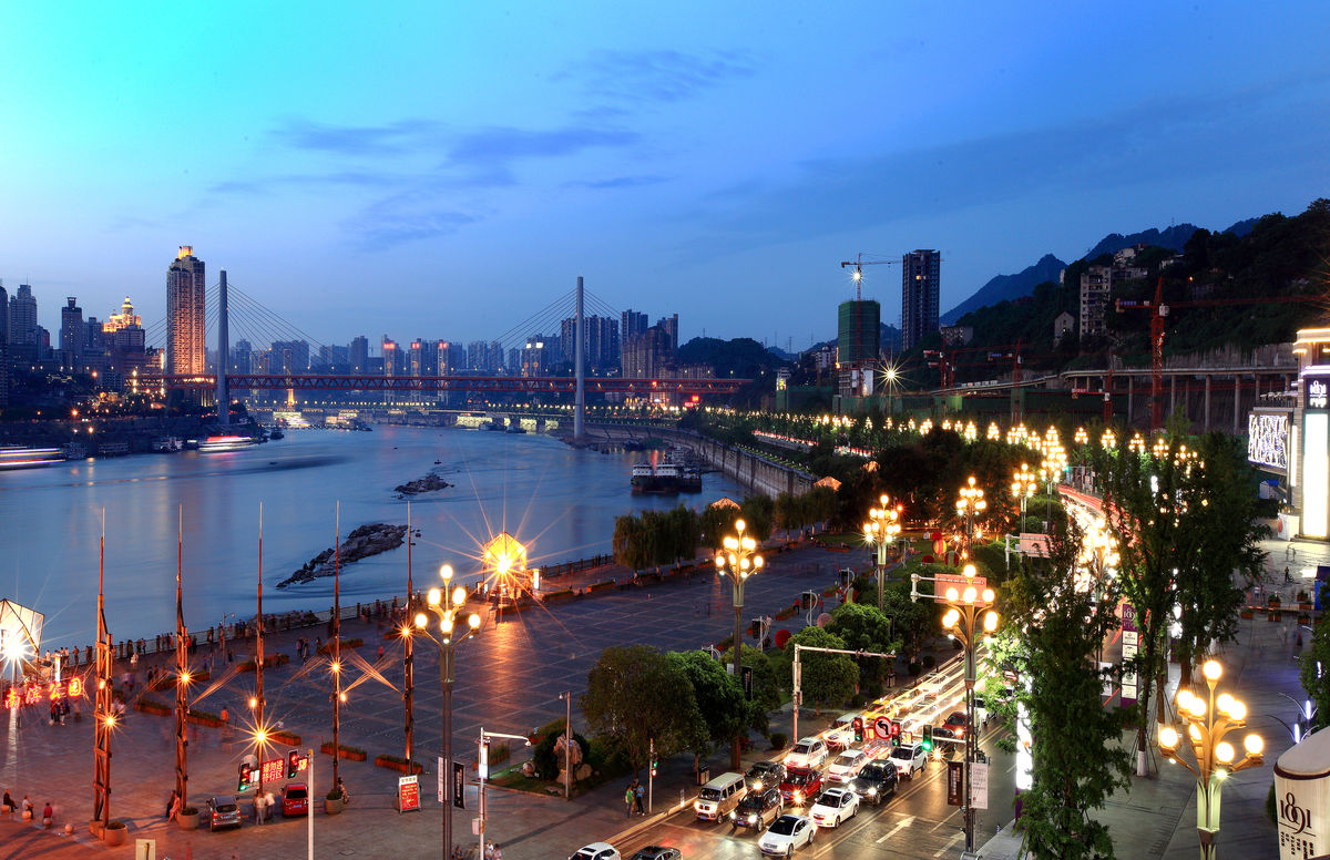 南滨路是重庆最美滨江路媲美上海外滩大家觉得实至名归吗