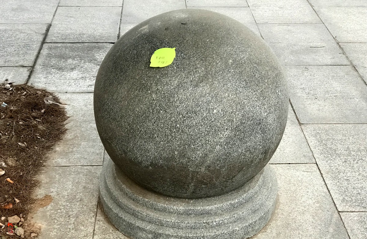 为挽回女友心,小伙路边贴满道歉信,睡车里苦等