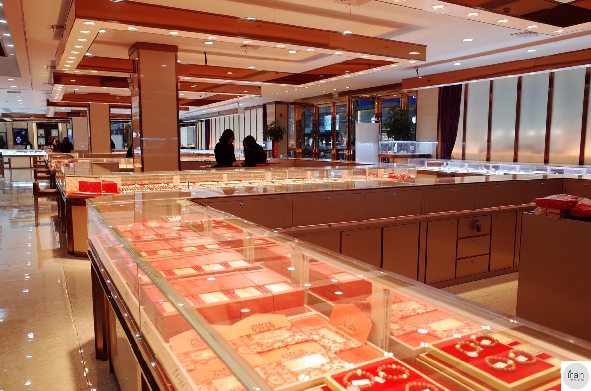 空荡荡的金店内只有几个店员在闲聊,满柜台的金银首饰,但没有一个顾客